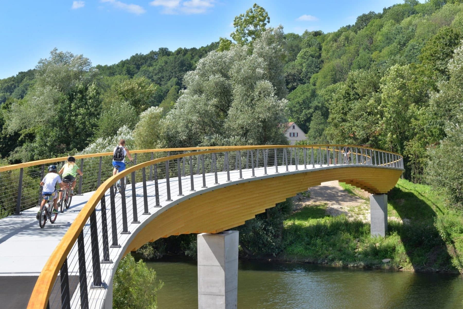 Radwegbrücke in Holzbauweise / Bildquelle: © Fotograf Walther